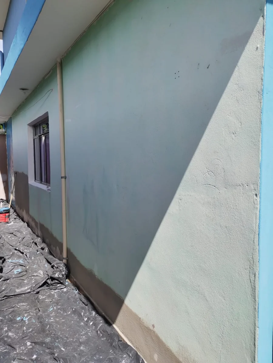 Antes: parede verde clara, janela e proteção no piso