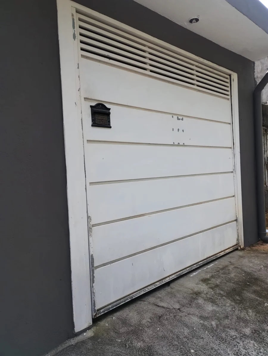 Antes: portão branco com marcas na superfície